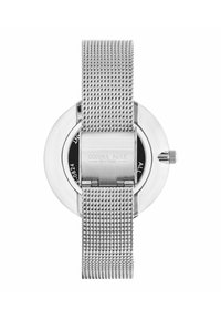 Zilveren mesh band horloge met een ronde kast, zwarte wijzerplaat en gegraveerd logo. Heeft een gestructureerd oppervlak en een ronde, reflecterende lunette.