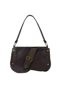 Bolso de hombro de cuero marrón oscuro con una correa ancha y detalles de hebilla de latón, que presenta acentos de cordones y remaches dorados en cada lado.