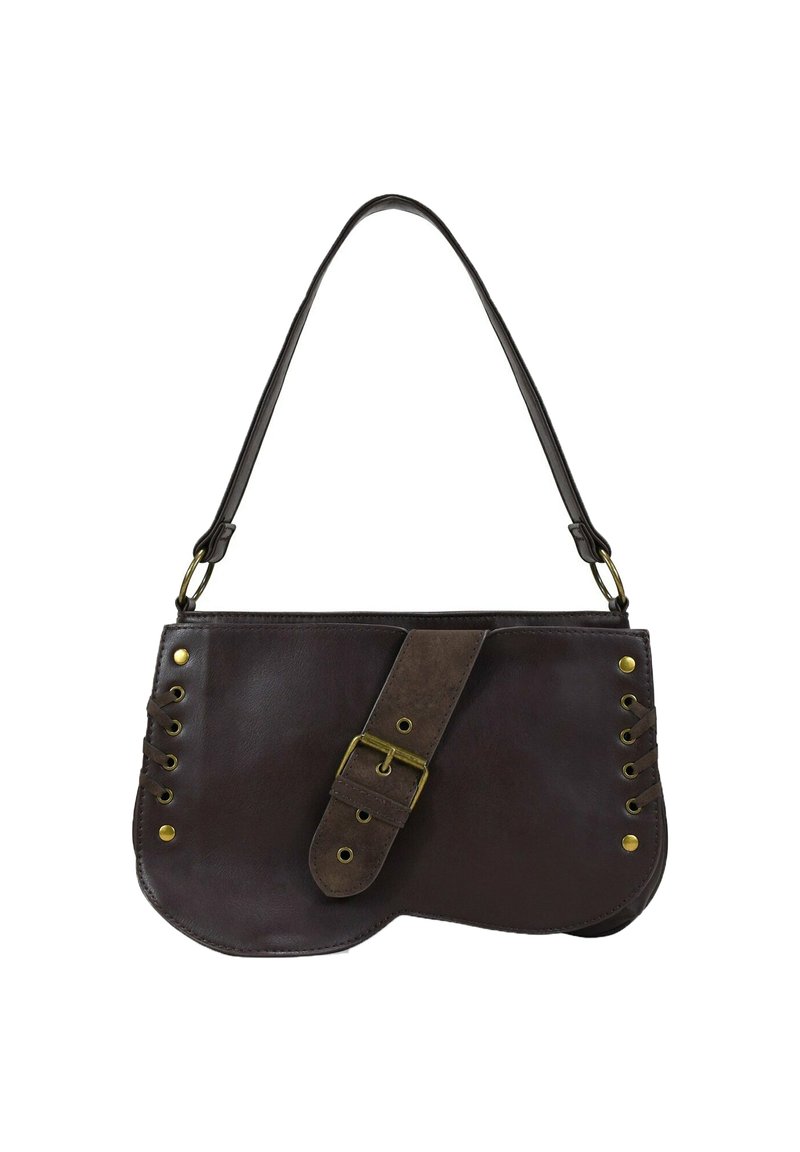 Bolso de hombro de cuero marrón oscuro con una correa ancha y detalles de hebilla de latón, que presenta acentos de cordones y remaches dorados en cada lado.