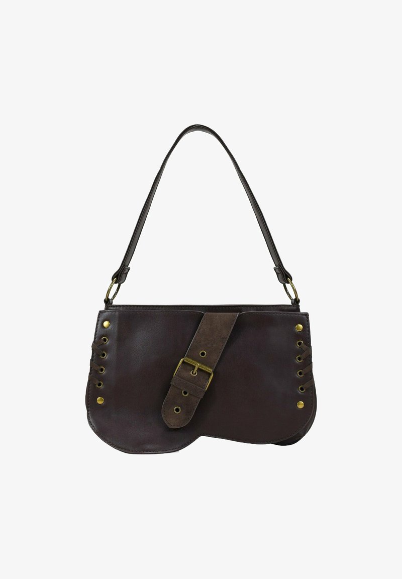 Bolso de hombro de cuero marrón oscuro con una correa ancha y detalles de hebilla de latón, que presenta acentos de cordones y remaches dorados en cada lado.