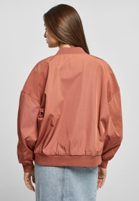 Urban Classics Bombera - terracotta