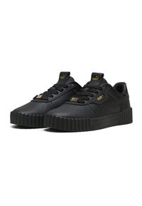 Schwarze Sneakers mit Obermaterial aus synthetischem Leder, perforierten Details, Schnürverschluss und einer dicken, geriffelten Gummisohle. Goldene Markenakzente.