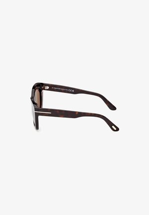Occhiali da sole browline in acetato tartarugato con lenti marroni. Presentano sottili dettagli in argento sugli ampi templi. Prodotto in Italia.