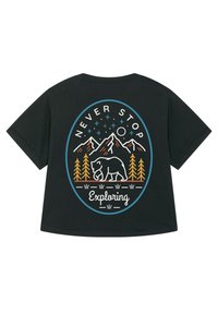 Zwart t-shirt met korte mouwen met een graphic van een berg en een beer. De tekst luidt "NOOIT STOPPEN MET VERKENNEN" in kleurrijk omrande letters.