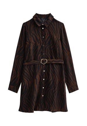 Vestido camisa con cinturón, de manga larga, a rayas de tigre en marrón y negro, con cuello y cierre frontal de botones.