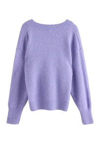 Maglione viola lavorato a maglia con scollatura rotonda, spalle abbassate e polsini a coste. Texture morbida con una finitura leggermente pelosa.