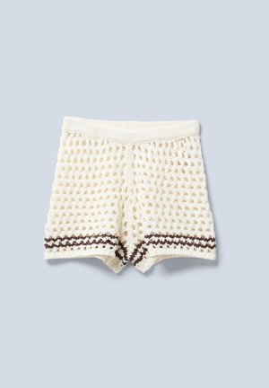 Stricker Shorts in Creme mit einem strukturierten Muster, das am Saum mit einem braunen Streifendetail versehen ist, und einem breiten elastischen Bund.
