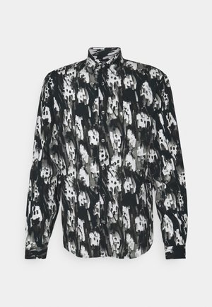 Langärmeliges Hemd zum Knöpfen mit einem abstrakten Pinselstrichmuster in Schwarz, Weiß und Grau sowie einem hohen Kragen.