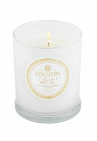 Valkoinen, sylinterimäinen kynttilä lasisessa astiassa, jossa on kultainen etiketti; tuoksu: Italian Bellini; valmistettu käsin valetusta cocowaxista; sisältää nähtävissä olevan sydämen.