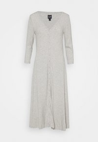 Graues, knielanges Kleid mit V-Ausschnitt, Dreiviertelärmeln, durchgehender Knopfleiste und weicher, gerippter Textur.