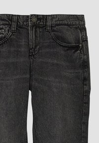 Schwarze Denim-Jeans mit leicht beschädigter Textur, fünf Taschen, einem Metallknopfverschluss und kontrastierenden Nähten entlang der Nähte.