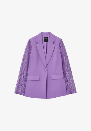 Blazer viola con un design strutturato, caratterizzato da maniche in pizzo. Dispone di due tasche frontali e una chiusura con un solo bottone. Tessuto testurizzato.