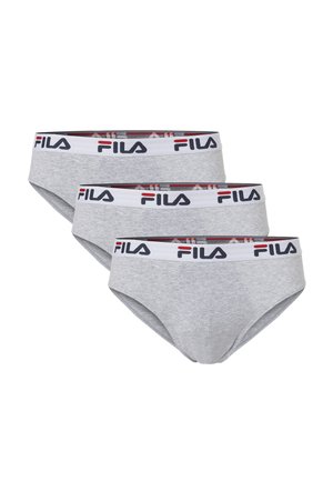Drie grijze herenboxers met witte elastische taillebanden met FILA-logo in zwart en rood, diagonaal gestapeld op een witte achtergrond.