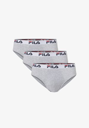 Drei graue Herren-Slips mit weißen elastischen Bundbändern, gebrandet mit FILA-Logo in Schwarz und Rot, diagonal auf weißem Hintergrund gestapelt.