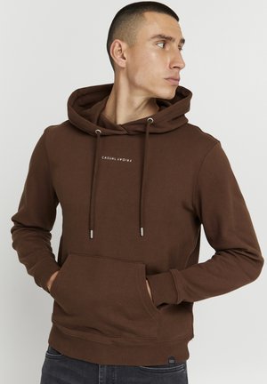 Pruun kapuutsiga sviiter, millel on eesmine tasku, nöör ja valge logo "CASUAL". Valmistatud pehmest kangast, omab lõõgastavat sobivust.