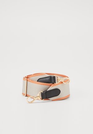 Bandoulière en tissu réglable avec des rayures beige et orange, des accents en cuir noir et des fermoirs métalliques dorés aux deux extrémités.