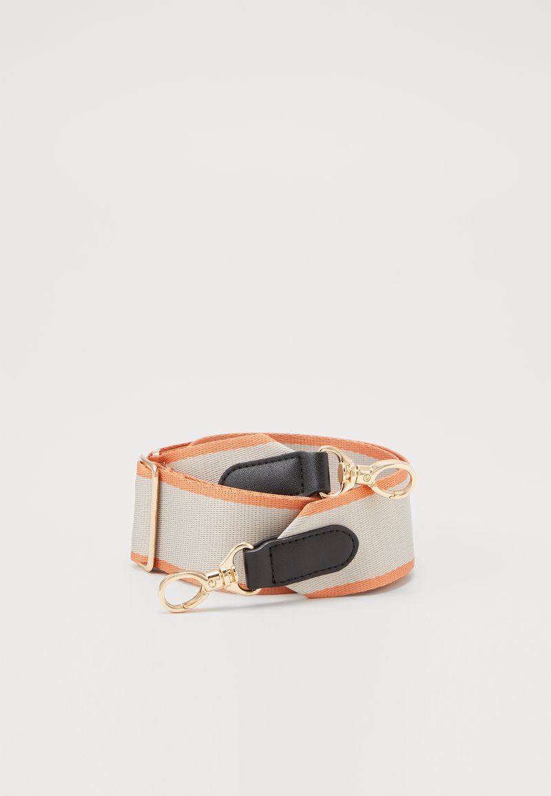 Bandoulière en tissu réglable avec des rayures beige et orange, des accents en cuir noir et des fermoirs métalliques dorés aux deux extrémités.