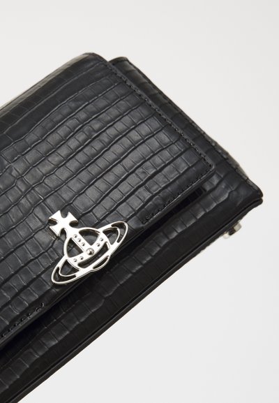Carteira de couro preta com estampa de crocodilo, com um fecho metálico de cor prateada, apresentando um design único inspirado no espaço.