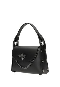 Borsa a tracolla in pelle nera con un emblema d'argento a forma di ape, accentuata da catena e dettagli borchiati. Presenta una forma strutturata e una maniglia superiore.