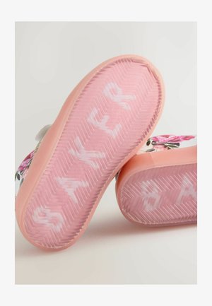 Adidași cu model floral, cu partea superioară din material textil alb și talpă din cauciuc roz. Talpa are model herringbone și detalii în relief.