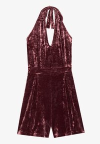 Burgundy sametový overal s halter výstrihom a hlbokým V-výstrihom, s plisovaným predným dielom a viazaním na chrbte. Mäkká textúra a lesklý povrch.