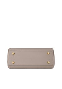 Clutch in pelle grigia chiara con superficie testurizzata, forma rettangolare e quattro borchie in metallo tono oro sul fondo per stabilità.