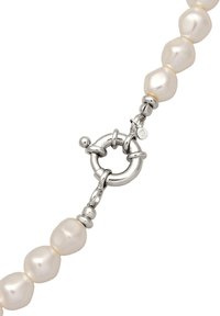Perlenkette mit unregelmäßig geformten weißen Perlen, silberner Metallverschluss mit runder Form und kleinen dekorativen Perlenakzenten.