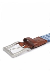 Geweven blauwe en witte riem met een bruin leren lus en een zilveren metalen gesp. Duurzaam materiaal met een gestructureerd ontwerp.