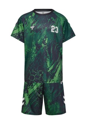 Zielono-czarny sportowy komplet z nadrukiem moro, z białym numerem 23 na piersi oraz małymi białymi logo na koszulce i spodenkach.