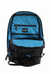 Zaino nero con tasca RFID, caratterizzato da un interno blu con motivi a linee di contorno e un comparto zip per lo stoccaggio.