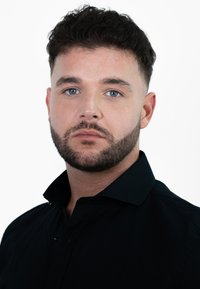 Zwarte overhemden met kraag. Korte, donkere krullende haren. Blauwe ogen en gezichtsbeharing. Effen witte achtergrond.