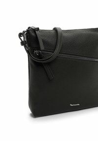 Borsa a pochette nera in pelle con finitura testurizzata, dotata di chiusura con zip superiore e tracolla staccabile per maggiore versatilità. Accessori in metallo argentato.