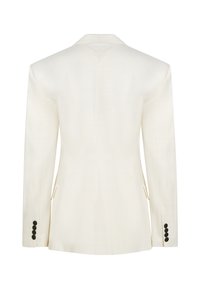 Λευκό σακάκι προσαρμοσμένης γραμμής, εμφανιζόμενο από πίσω, με μακριά μανίκια, δομημένους ώμους και τέσσερα μαύρα κουμπιά σε κάθε μανσέτα.