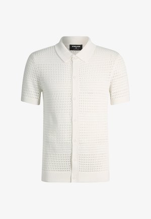 Wit gebreid poloshirt met korte mouwen, met een gestructureerd wafelpatroon en knoopsluiting aan de voorkant.
