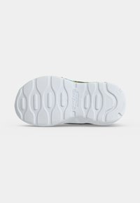 Бяла подметка на обувка с текстурирано захващане и видимо лого "Skechers Memory Foam" в центъра на обикновен фон.