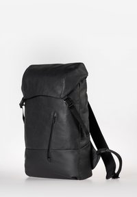 Schwarzer Leder-Rucksack mit einem Roll-Top-Design, ausgestattet mit einer vorderen Reißverschlusstasche und verstellbaren Trägern. Glatte Textur mit minimalem Zubehör.