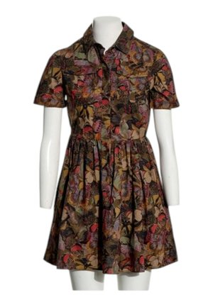 Kurzärmeliges Kleid mit Kragen, taillierter Taille und ausgestelltem Rock, mit mehrfarbigem Schmetterlings- und Blattmuster auf dunklem Hintergrund.