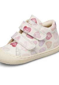 Scarpe per bambini in pelle bianca con motivi a cuore rosa e viola, dotate di due fasce in velcro, suola in gomma testurizzata e punta arrotondata.