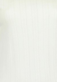 Weißer, strukturiert Stoff mit vertikalen Streifen, der ein dezentes Rautenmuster aufweist. Glatte Textur, leicht und vielseitig für verschiedene Anwendungen.