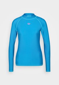 Camisola de natação de manga longa em tecido azul brilhante com uma textura suave, apresentando um colar alto, costuras em flatlock e um pequeno logótipo rosa.
