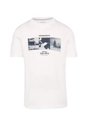 Witte katoenen t-shirt met een ronde hals. Bevat een donkere tekstafdruk die scènes weergeeft gerelateerd aan kunst en ambachten, gelabeld "KUNST&AMBACHTEN."