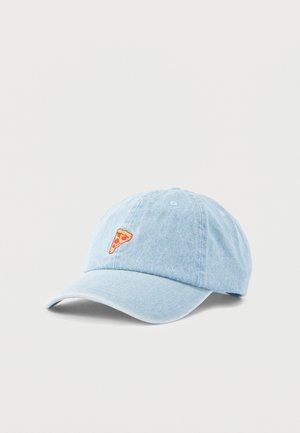 Hellblaues Jeans-Baseballcap mit einem kleinen gestickten Pizzastück auf der Vorderseite, vor einem schlichten weißen Hintergrund.