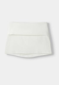 Jupe blanche structurée avec une taille pliée. Texture lisse et lignes épurées, offrant un design minimaliste sans motifs ni accessoires.