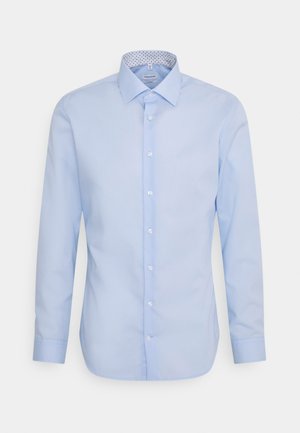 Himmelblaues Langarmhemd aus glattem Stoff, mit Knopfleiste vorne und einem gemusterten Innenkragen für zusätzliche Details.