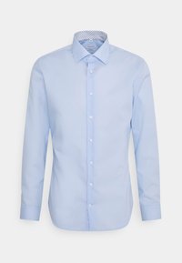 Ανοιχτό μπλε πουκάμισο ανδρικό με μακριά μανίκια, κούμπωμα με κουμπιά μπροστά και σχέδιο στο εσωτερικό γιακά, σε λευκό φόντο.