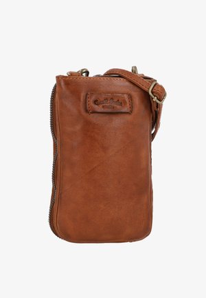 Bruine leren tas met een gladde textuur, ritssluiting en een verstelbare schouderband. Voorzien van een geperst logo aan de voorkant.