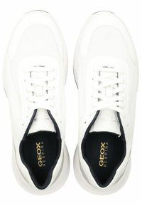 Zapatillas Geox Respira blancas con parte superior de malla y cuero liso, cordones planos, acentos negros en la lengüeta y suela acolchada.