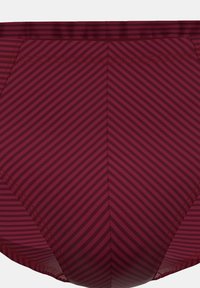 Bordeaux simbyxor med ett strukturerat randmönster, med en slät yta och platta sömmar för ökad komfort.