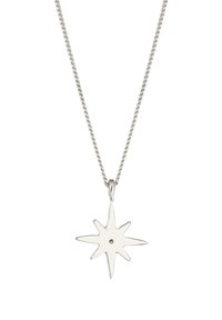 Sølv halskæde med en stjerneformet vedhæng, der har otte forlængede punkter og en lille central ædelsten, hængende på en snoet kæde.