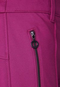 Fialové kalhoty se slim fit střihem, které mají boční zipovou kapsu s černým zipem. Materiál má hladký, strukturovaný povrch s detaily v podobě švů.